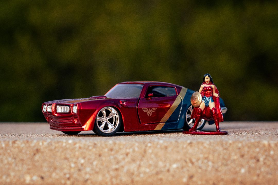 Jada 1/32 1972 Pontiac Firebird with Wonder Woman – image 6