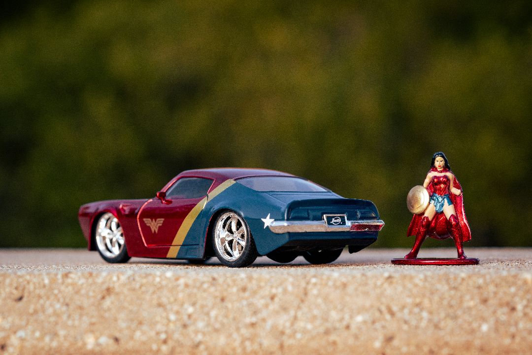 Jada 1/32 1972 Pontiac Firebird with Wonder Woman – image 10