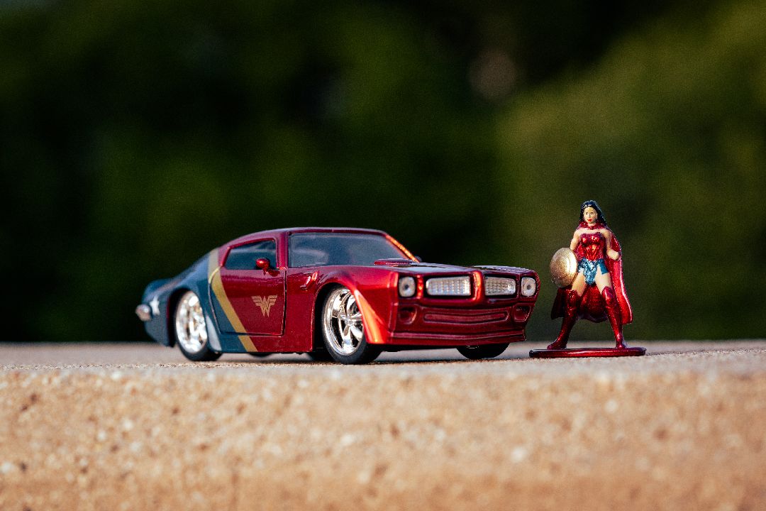 Jada 1/32 1972 Pontiac Firebird with Wonder Woman – image 11