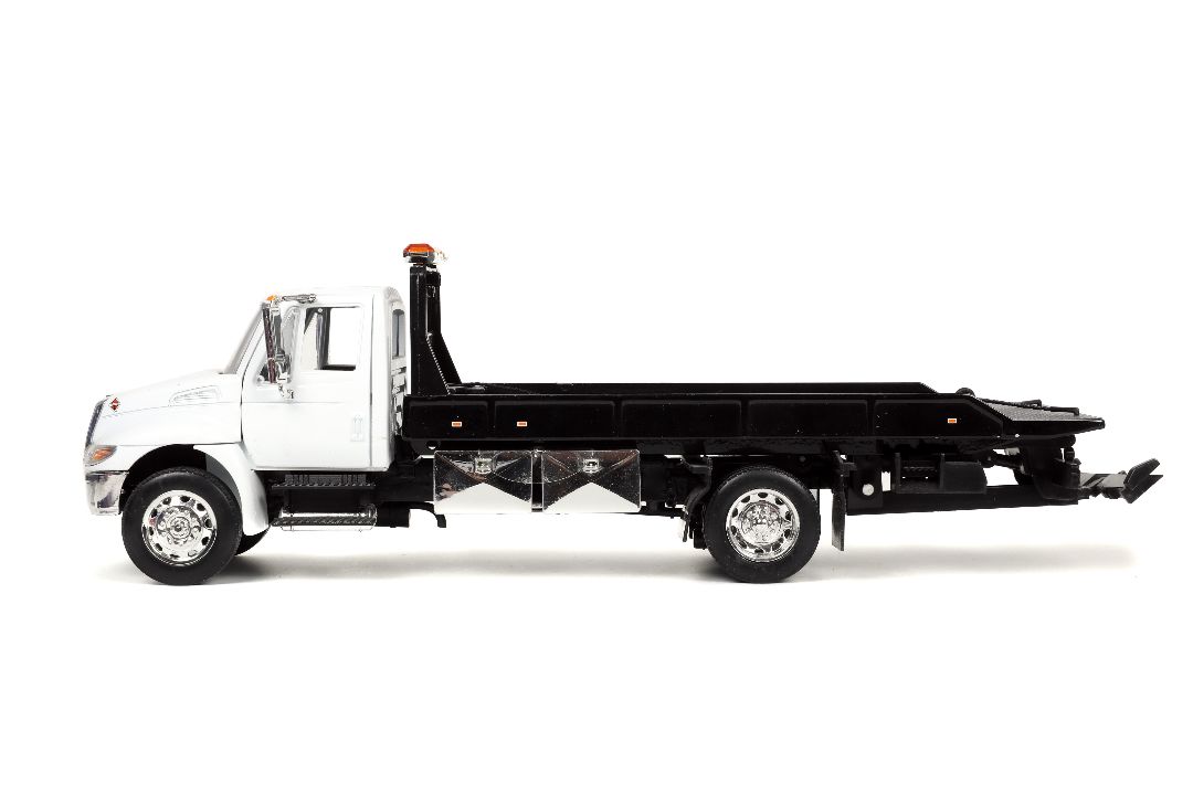 Jada 1/24 International Flat Bed Truck - Glossy White – image 3