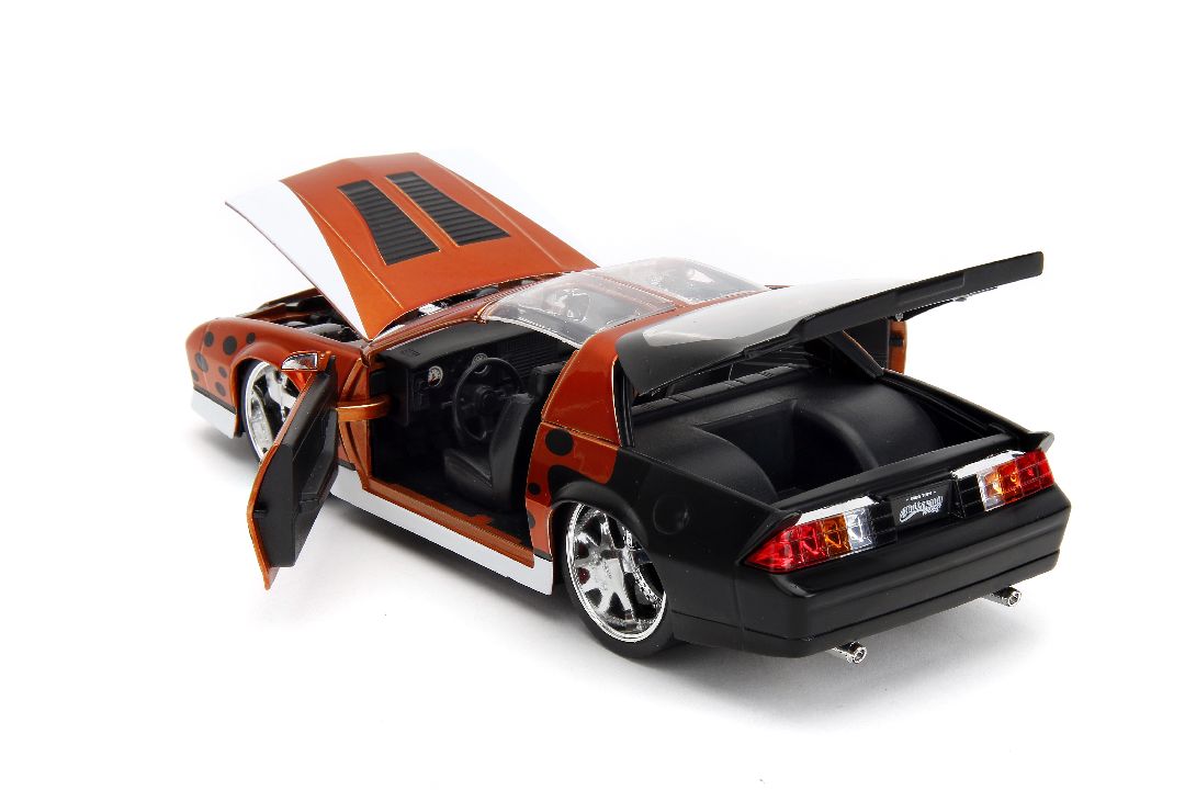 Jada 1/24 "Hollywood Rides" Cheetos 1985 Chevy Camaro w/Chester – image 18
