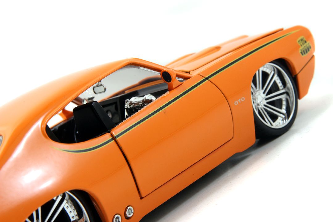 Jada 1/24 "BIGTIME Muscle" 1969 Pontiac GTO Judge – image 11
