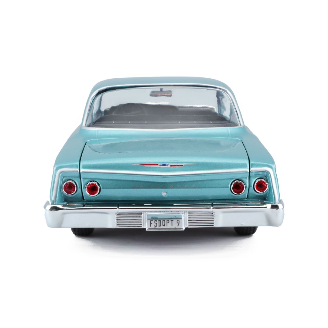 Maisto 1/18 SE 1962 Chevrolet Bel Air - Metallic Light Blue – image 4