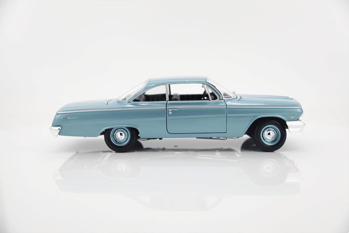 Maisto 1/18 SE 1962 Chevrolet Bel Air - Metallic Light Blue – image 11