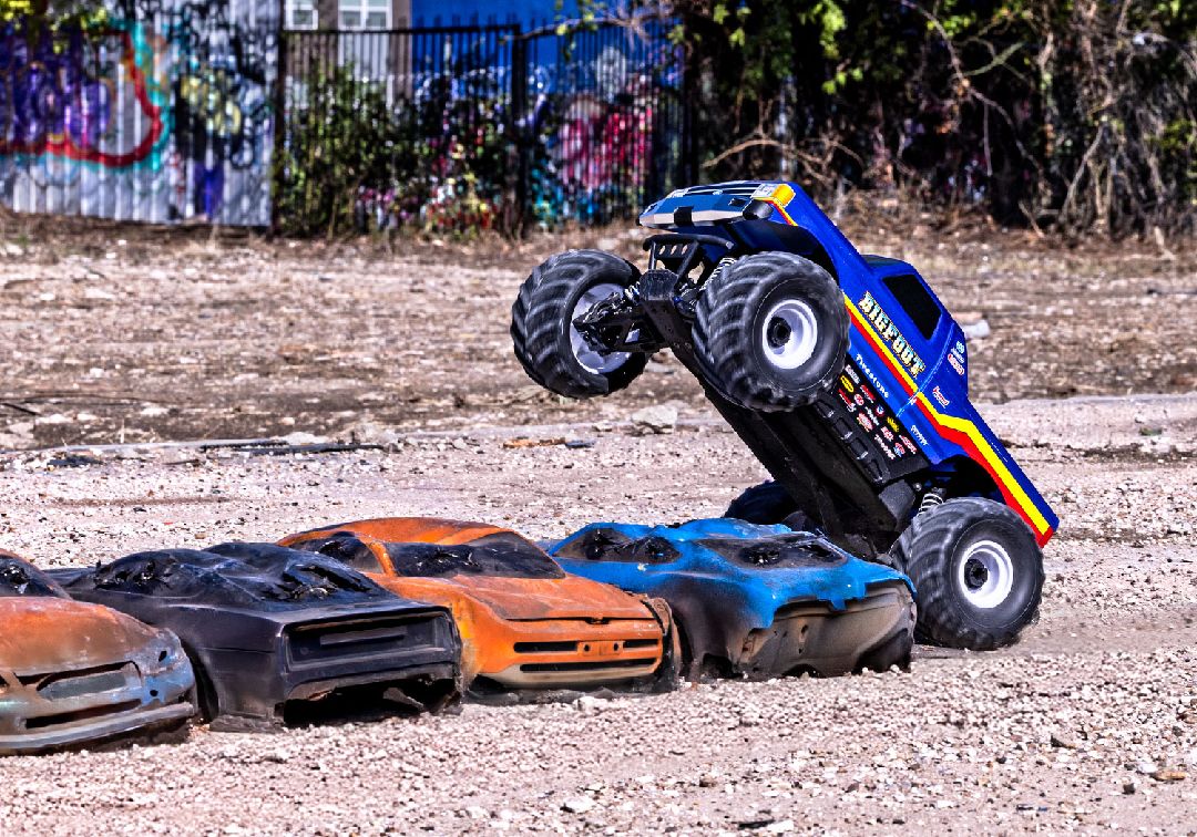 Traxxas 1/10 F-150 BL-2S 4X4 RTR - Bigfoot w/ Charger & Battery – image 14
