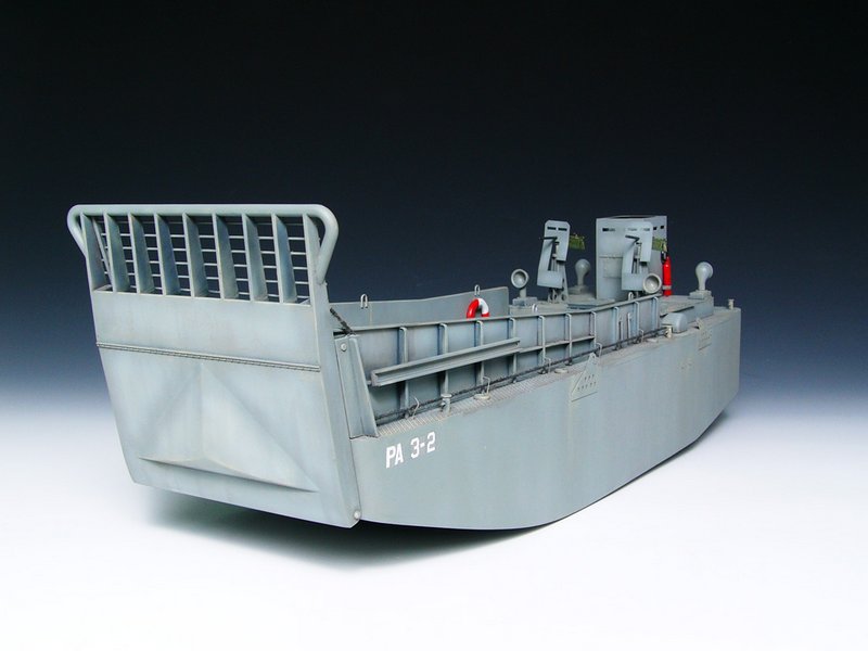 Trumpeter 1/35 WW II US Navy LCM(3) Landing craft – image 7